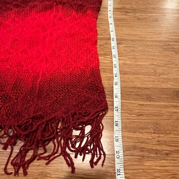 Brit's Knits handmade burgundy red, pink, maroon, ombre gator scarf w/ fringe - Picture 6 of 8